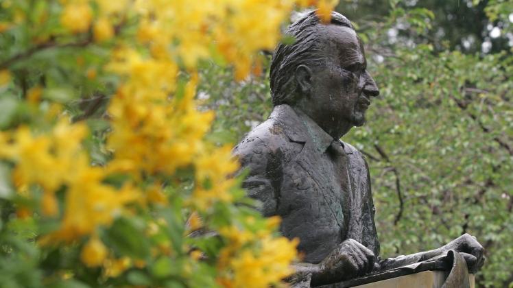 ARCHIV - Von Regen nass glänzt die Bronzebüste des Philosophen Karl Jaspers (1883-1969) in einer Parkanlage in seiner Geburtsstadt Oldenburg. Foto: Ingo Wagner/dpa