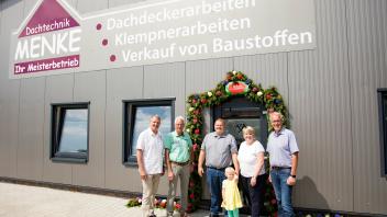 Zum neuen Standort der Firma Dachtechnik Menke gratulierten bei der Einweihungsfeier Thuines Bürgermeister Karl-Heinz Gebbe (rechts) sowie seine Stellvertreter Christof Kuiter (links) und Hans Herbers (2. von links) der Inhaberfamilie Rainer und Sandra Menke mit Lotte.