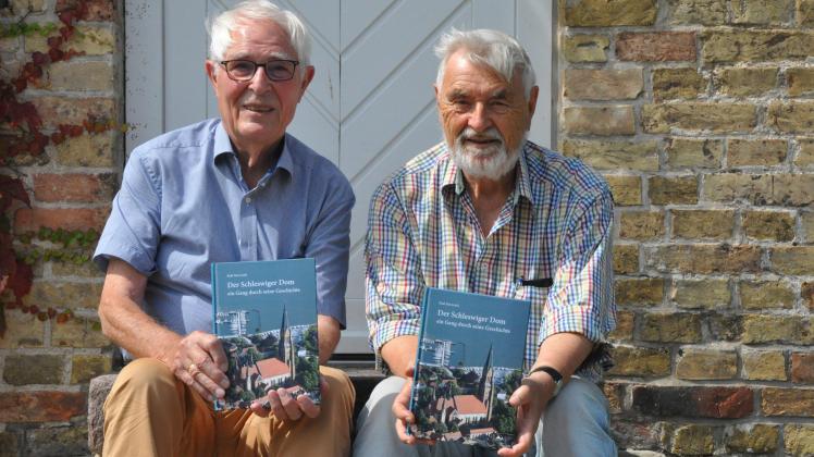 Der Autor und der Herausgeber: Paul Nawrocki (l.) und Klaus Nielseky freuen sich über das neue Buch zum Dom. 