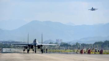 (220804) -- NANJING, Aug. 4, 2022 -- The air force and naval aviation corps of the Eastern Theater Command of the Chine