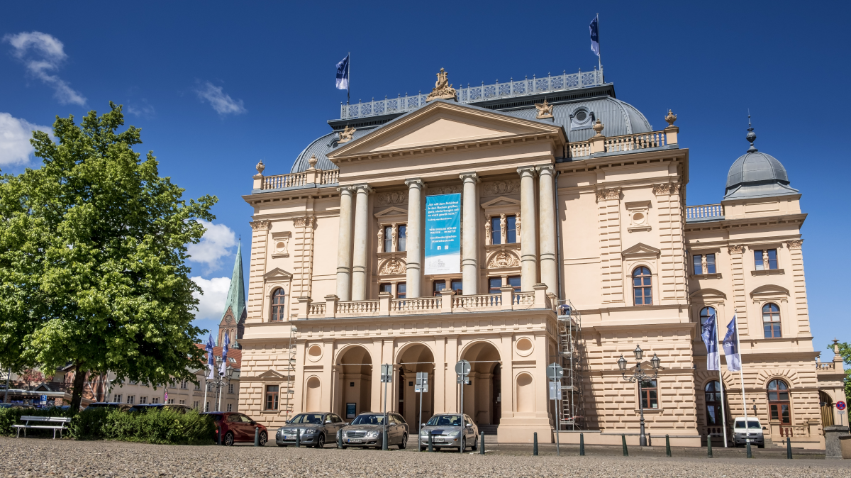 (Plus) Das Theater in Schwerin startet den Verkauf von Karten und Abos