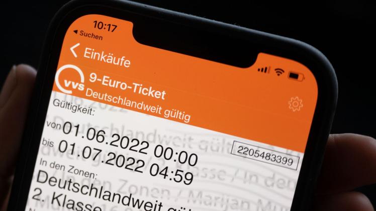 Ein mobiles, für Juni gültiges 9-Euro-Ticket. Foto: Marijan Murat/dpa/Illustration