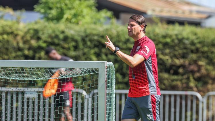 Sieht noch viel Verbesserungsbedarf bei der Mannschaft: Leverkusens Cheftrainer Gerardo Seoane. Foto: Tim Rehbein/dpa