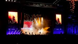 Metal-Fans feiern die britische Band Judas Priest in Wacken. Foto: Frank Molter/dpa