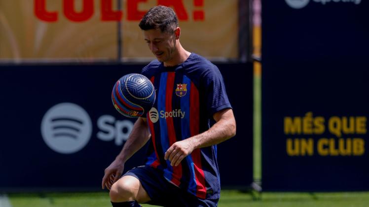 Robert Lewandowski jongliert den Ball während der offiziellen Präsentation beim FC Barcelona. Foto: Joan Monfort/AP/dpa
