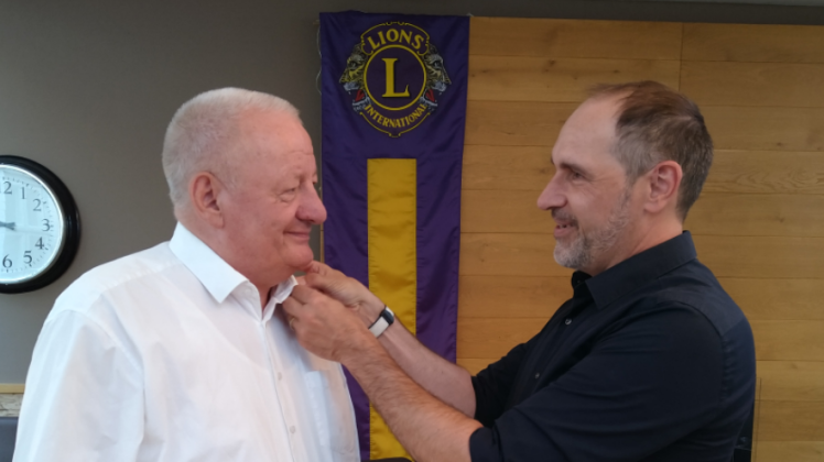 Lions Präsident Tim Hagemann (rechts) ehrt Finn Pitzner für sein jahrzehntelanges Engagement im Eutiner Lions Club.