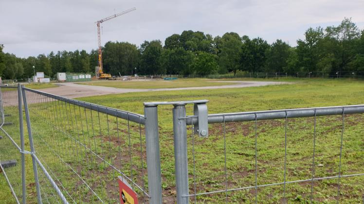 Die Stadt Eutin hatte den Beginn des Interimbaus für die Wisser-Schüler am Festplatz Ende Juli angekündigt. Mehr als das Umzäunen der Fläche geschah bislang nicht.
