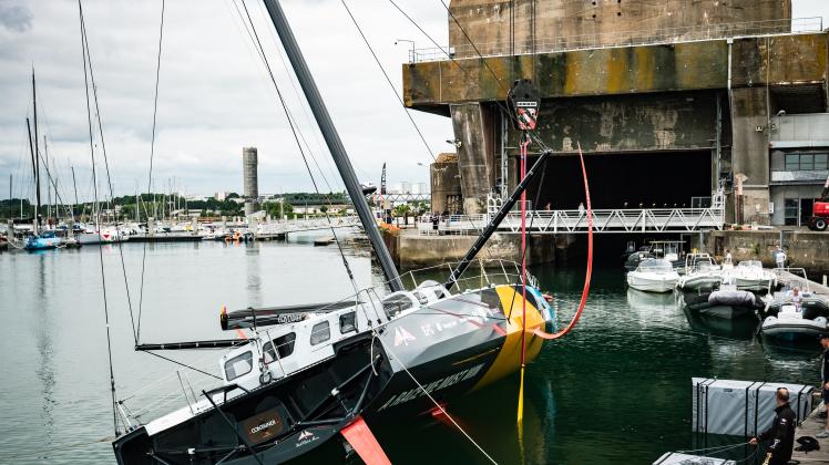 Keine Havarie, sondern ein Test auf Herz und Nieren: Boris Herrmanns neues Boot vor einem Bunker in Lorient „La Base“. 