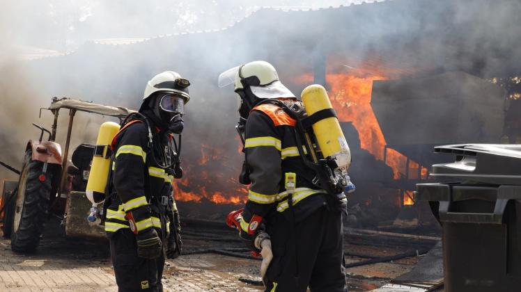 In Bramsche-Engter geriet eine Lagerhalle auf einem Hof in Brand.
