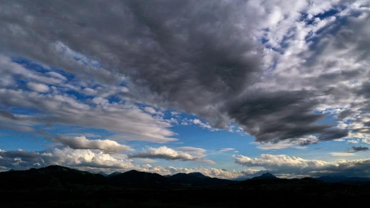 Wolken ziehen über das Land. Foto: Karl-Josef Hildenbrand/dpa/Symbolbild