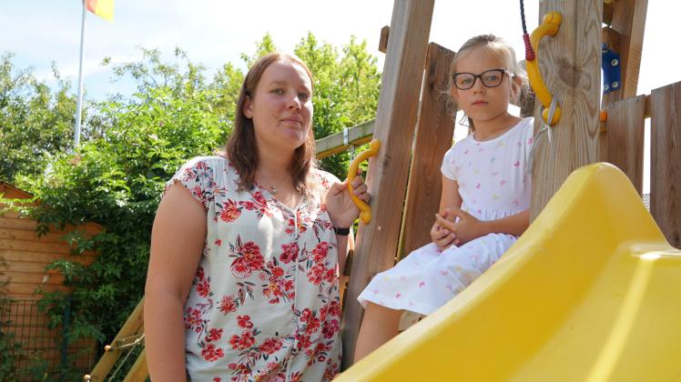 Lara Janssen aus Meppen wollte ihre Tochter Yuna-Louisa (von links) wegen ihres Handicaps in eine Tagesbildungsstätte einschulen. Die Landesschulbehörde lehnte das jedoch ab. 