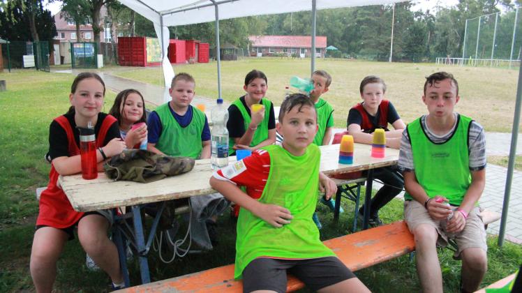 Sophia (vl), Lea, Luc, Samanta, Henning, Hannes, Henrik und Noah genießen das Fußballspielen auch im strömenden Regen