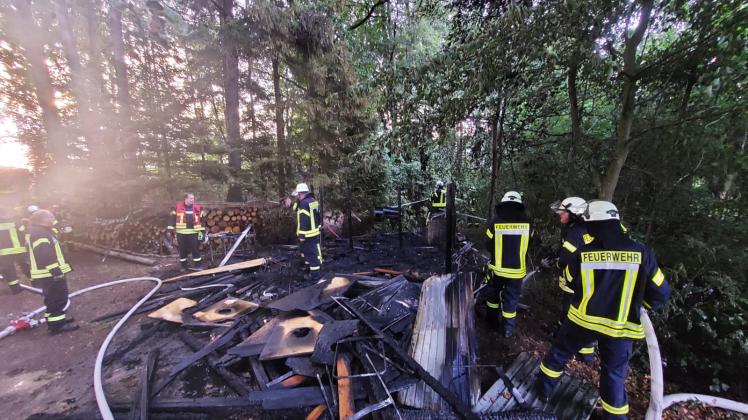In der Maiburg musste die Feuerwehr Bippen den Brand einer Hütte löschen.