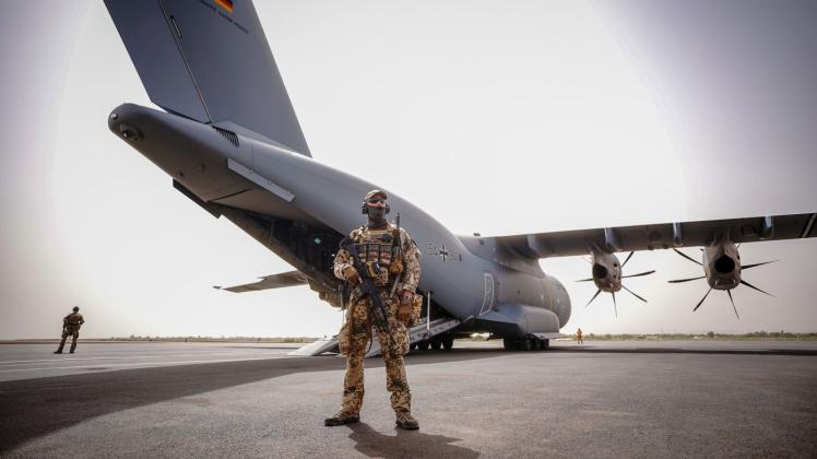 ARCHIV - Die Bundeswehr hat 60 Soldaten von einem Logistik-Stützpunkt am Flughafen der malischen Hauptstadt Bamako abgezogen und ist damit einer Aufforderung der malischen Regierung nachgekommen. Foto: Kay Nietfeld/dpa
