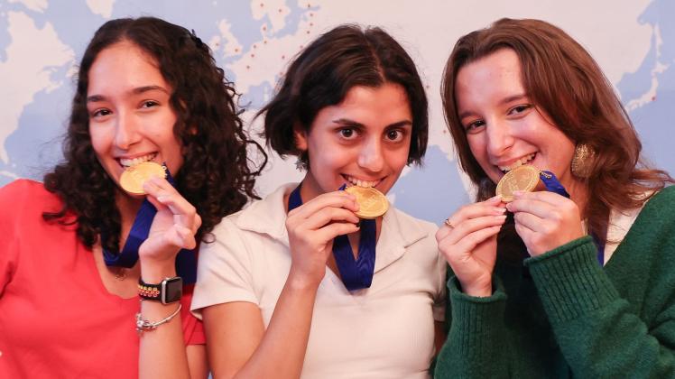 Die Gewinnerinnen um den Titel der weltbesten Deutschlernenden 2022. Foto: Christian Charisius/dpa