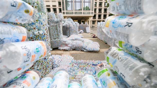Dieses Kunstwerk besteht aus Plastikflaschen. Foto: Julian Stratenschulte/dpa