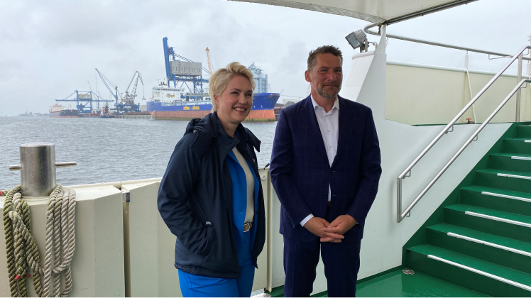 Bei einer Rundfahrt stellte der Ko-Geschäftsführer von Rostock Port, Jens A. Scharner, MVs Ministerpräsidentin Manuela Schwesig (SPD) die aktuellen Projekte und Ausbauziele des Überseehafens.