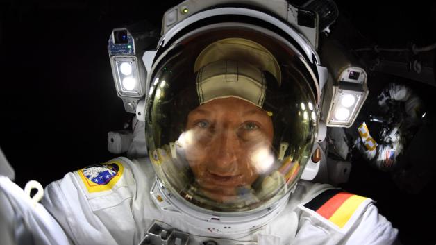 Der Astronaut Matthias Maurer ist sich sicher: Wir sind nicht die einzigen Lebewesen im Weltall. Foto: Matthias Maurer/NASA/ESA/dpa