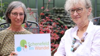 Heike von Ahlften-Schulz (links) und Maren Giering-Desler von der Initiative Schenefeld im Wandel beim Gespräch im Hofcafé Ellerbrock. Das Logo wurde von der Schenefelder Illustratorin Alena Klemp gestaltet.