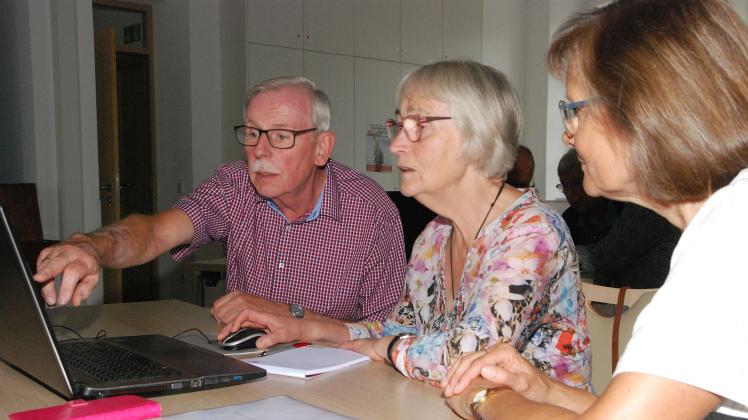 Senioren helfen Senioren Helmut und Karin Schmidt (außen) mit Margret Wessel (Mitte)