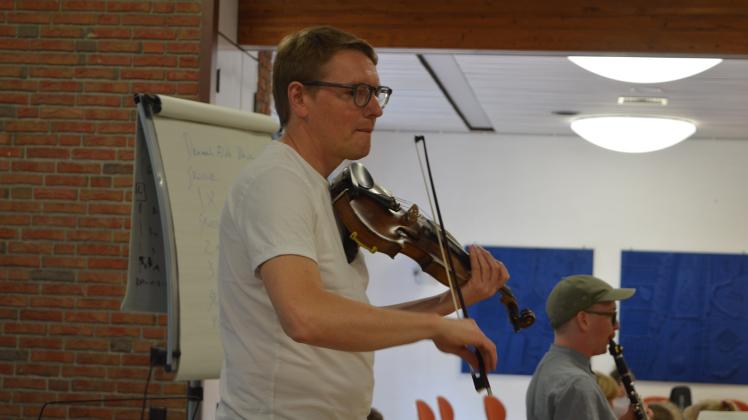 Harald Haugaard leitet das Seminar von Haugaards Fiddle School in Breklum, August 2022.
