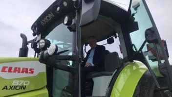 Das Steuer in die Hand nahm Niedersachsens Ministerpräsident Stephan Weil im Führerhaus des 300 PS-Traktors „Axiom“ aus dem Hause Claas.