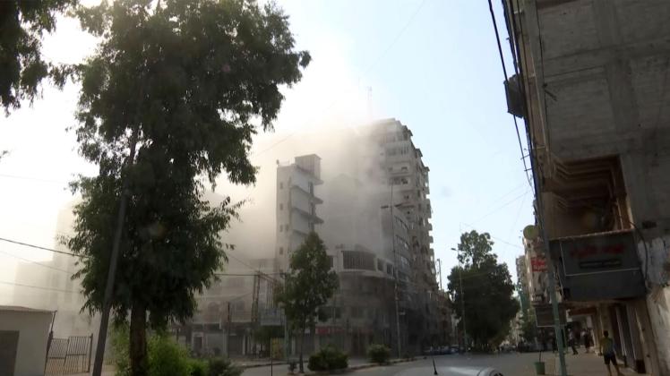 Rauch umgibt ein hohes Gebäude nach einem israelischen Luftangriff. Israelische Streitkräfte haben bei Luftangriffen auf den Gazastreifen den Militärchef der extremistischen Palästinenserorganisation Islamischer Dschihad (PIJ) getötet. Foto: Uncredited/AP/dpa