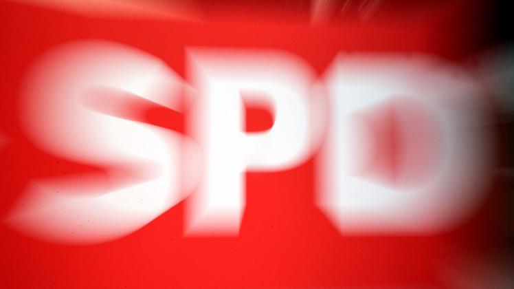 ARCHIV - Das Logo der SPD in der Parteizentrale in Berlin. Foto: Wolfgang Kumm/dpa/Symbolbild