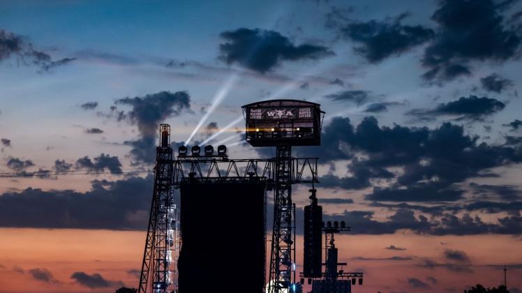 Die Sonne geht unter während des Auftritts der britischen Band «Judas Priest» beim WOA. Foto: Frank Molter/dpa