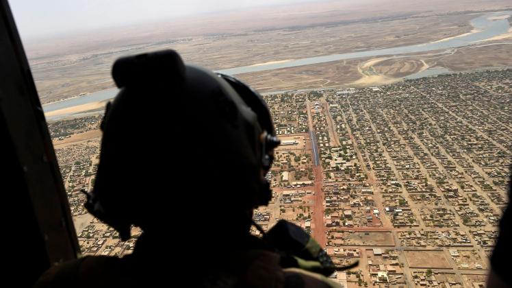 ARCHIV - Blick aus einem französischen Militärhubschrauber auf die malische Stadt Gao. Foto: Christophe Petit Tesson/EPA POOL/AP/dpa