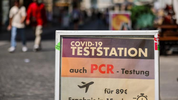 Ein Schild weist auf eine Teststation in der Innenstadt von Halle hin. Foto: Jan Woitas/dpa