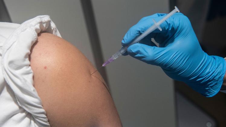 ARCHIV - «Die Impfung mit den angepassten Impfstoffen verstärkt noch einmal die Immunität gegenüber Omikron.» Foto: Paul Zinken/dpa