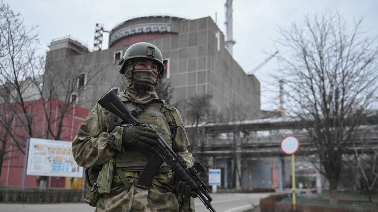 Ukraine Russia Military Operation 8136314 08.03.2022 An armed Russian serviceman is seen on the territory of the Zaporo