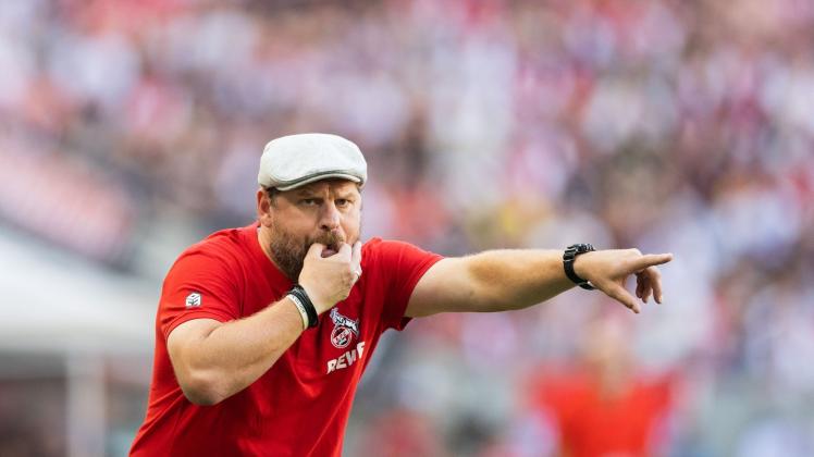 Kölns Trainer Steffen Baumgart dirigiert seine Spieler pfeifend. Foto: Rolf Vennenbernd/dpa