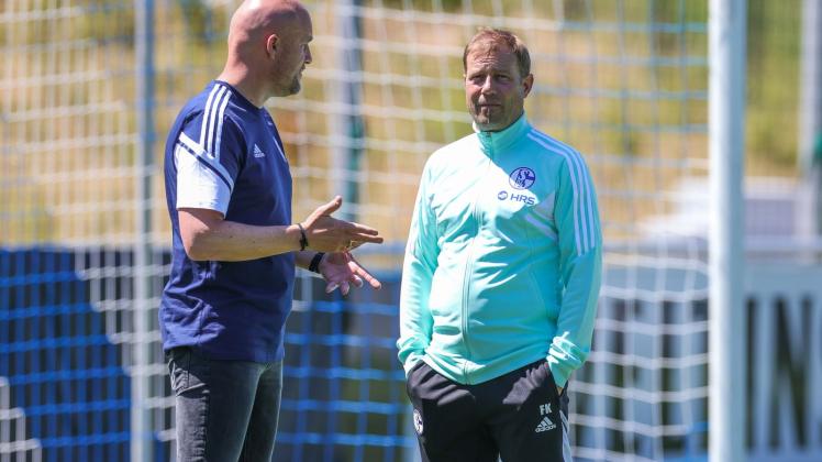 ARCHIV - Schalkes Sportdirektor Rouven Schröder (l) im Gespräch mit Cheftrainer Frank Kramer. Foto: Tim Rehbein/dpa