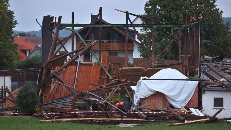 Sturm weht Dach von Materialhalle