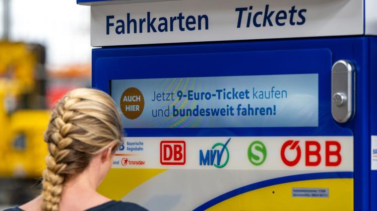ARCHIV - Das monatliche 9-Euro-Ticker gilt in Bussen und Bahnen des Nahverkehrs. Foto: Lennart Preiss/dpa