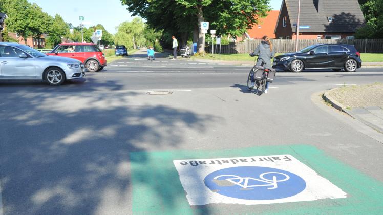 Seit dem vergangenen Sommer verfügt Papenburg über einige sogenannte Fahrradstraßen wie hier im Bereich der Kreuzung Mittelkanal/Flachsmeerstraße (Archivbild). 