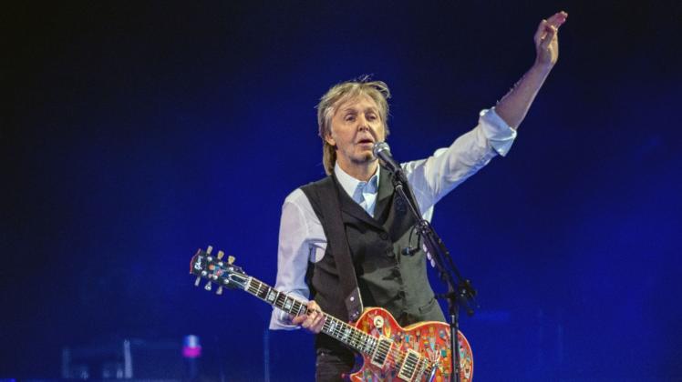 ARCHIV - Paul McCartney beim Glastonbury Festival 2022. Foto: Joel C Ryan/Invision via AP/dpa