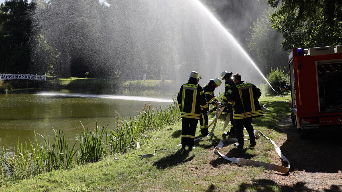 Teich am Schloss Hünnefeld Bad Essen umgekippt Feuerwehr pumpt
