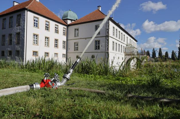 Teich am Schloss Hünnefeld Bad Essen umgekippt Feuerwehr pumpt