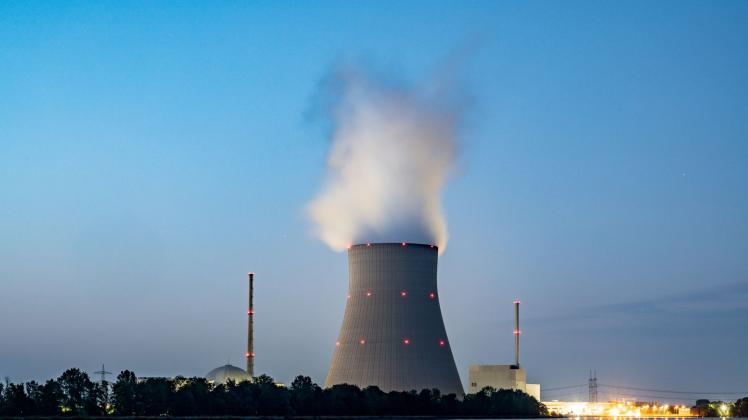 ARCHIV - Das Atomkraftwerk Isar 2 im bayerischen Essenbach. Foto: Armin Weigel/dpa