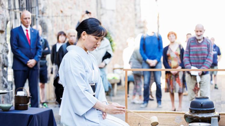 Hiroyo Nakamoto, Teemeisterin und Kulturbotschafterin von Hiroshima, hält eine Trauer-Teezeremonie. Foto: Michael Matthey/dpa
