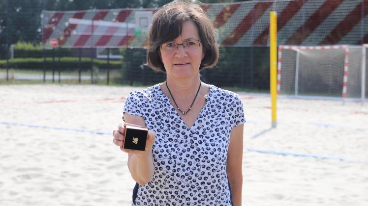  Präsentiert stolz den Stuhrer Wolf: Angela Peters auf dem Gelände des FTSV Jahn Brinkum.  