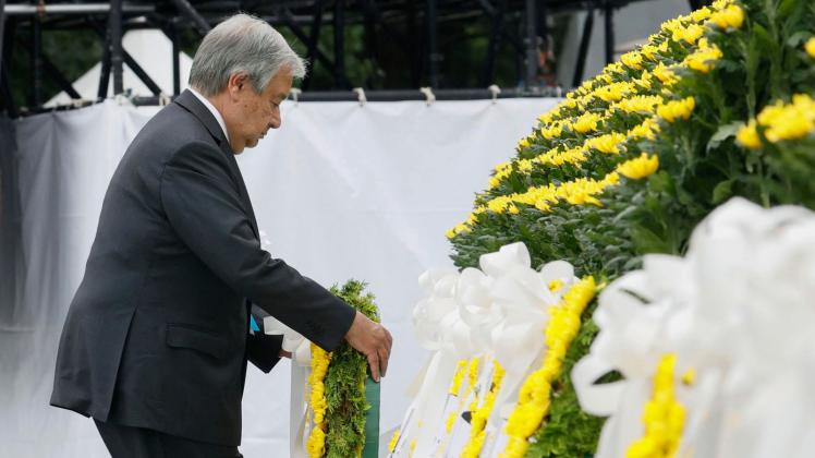 UN-Chef Antonio Guterres legt während der Zeremonie zum 77. Jahrestag des US-Atombombenangriffs auf Hiroshima einen Kranz nieder. Foto: Kenzaburo Fukuhara/Kyodo News/AP/dpa