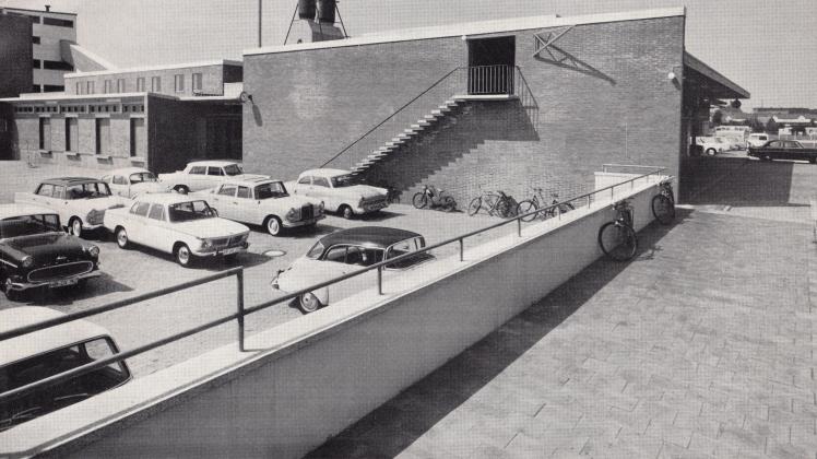 Eines der größten Delmenhorster Bauprojekte bis dahin war 1964 abgeschlossen: Das Broschüren-Titelbild zeigt den mit der Fleischwarenfabrik Fischer verbundenen kommunalen Schlachthof in Schafkoven.