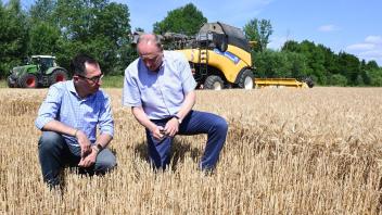 ARCHIV - Gespräch auf einem Getreidefeld: Bundesagrarminister Cem Özdemir (l.) mit Bauernpräsident Joachim Rukwied. Foto: Bernd Weißbrod/dpa