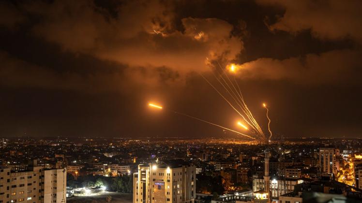 ARCHIV - Raketen werden aus dem Gazastreifen - nur gut 70 Kilometer von Tel Aviv entfernt - in Richtung Israel abgefeuert. Foto: Fatima Shbair/AP/dpa