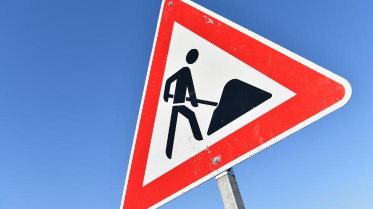 Verkehrszeichen Achtung Baustelle. *** Road sign Attention road works