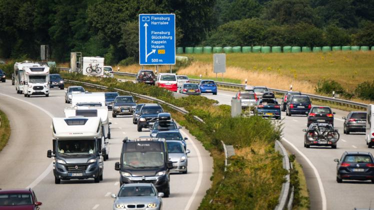 Die Autobahn 7 bei Flensburg am Samstagmittag: Hier schoben sich die Autos dicht an dicht in beide Richtungen.